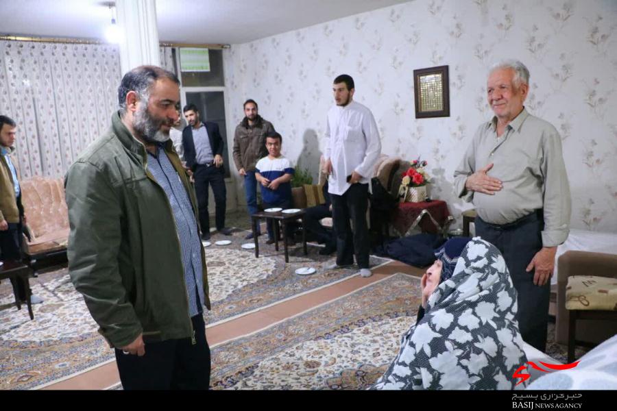 دست بوسی مادر شهید« قادری » به مناسبت روز مادر در کرج+تصاویر دست بوسی مادر شهید« قادری » به مناسبت روز مادر در کرج+تصاویر
