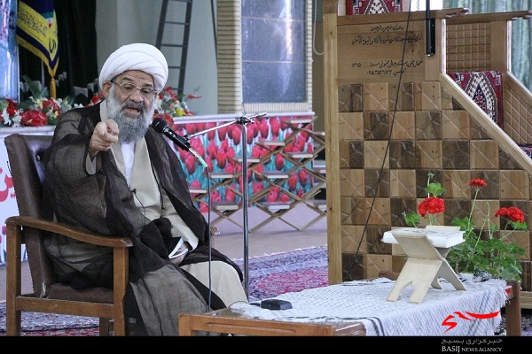 تلاش معاندین نظام تطهیر چهره شاهنشاهی است