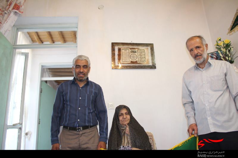حضور پرچم متبرکه حرم حضرت معصومه (س) در منزل شهید تازه تفحص شده عامریون حضور پرچم متبرکه حرم حضرت معصومه (س) در منزل شهید تازه تفحص شده عامریون
