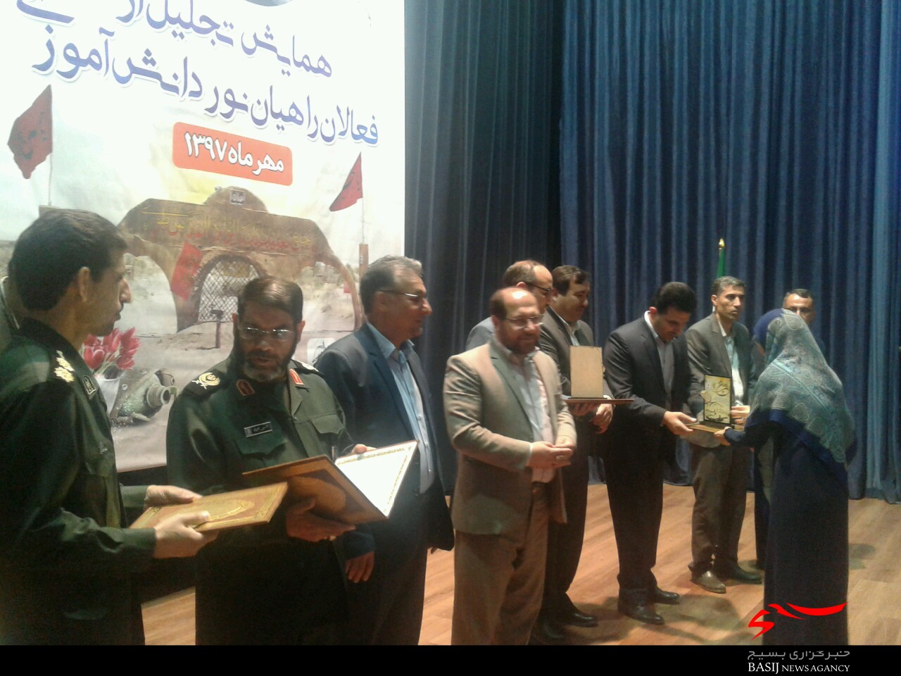 تجلیل از فعالان راهیان نور دانشآموزی گلستان تجلیل از فعالان راهیان نور دانشآموزی گلستان