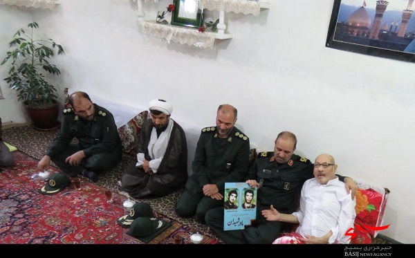 سردار خرم از خانواده شهیدان عباسیان در بناب دیدار کرد سردار خرم از خانواده شهیدان عباسیان در بناب دیدار کرد