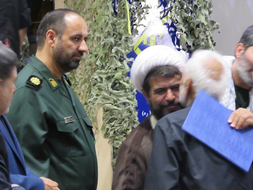 جمعی از خانوادههای شهدای پاسدار دشت ورامین درمراسم یادواره شهدای پاسدار تقدیر شدند. جمعی از خانوادههای شهدای پاسدار دشت ورامین درمراسم یادواره شهدای پاسدار تقدیر شدند.