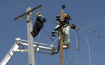 بهسازی شبکه توزیع برق 20 روستای تویسرکان در سال جاری
