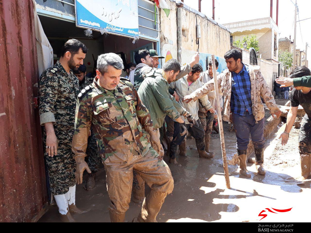 بازدید و کمک رسانی سرهنگ مصطفی پور ، معاون هماهنگ کننده سپاه قدس گیلان از فعالیت گروههای جهادی و مواکب گیلانی ها در شهر سیل زده پلدختر لرستان + تصاویر