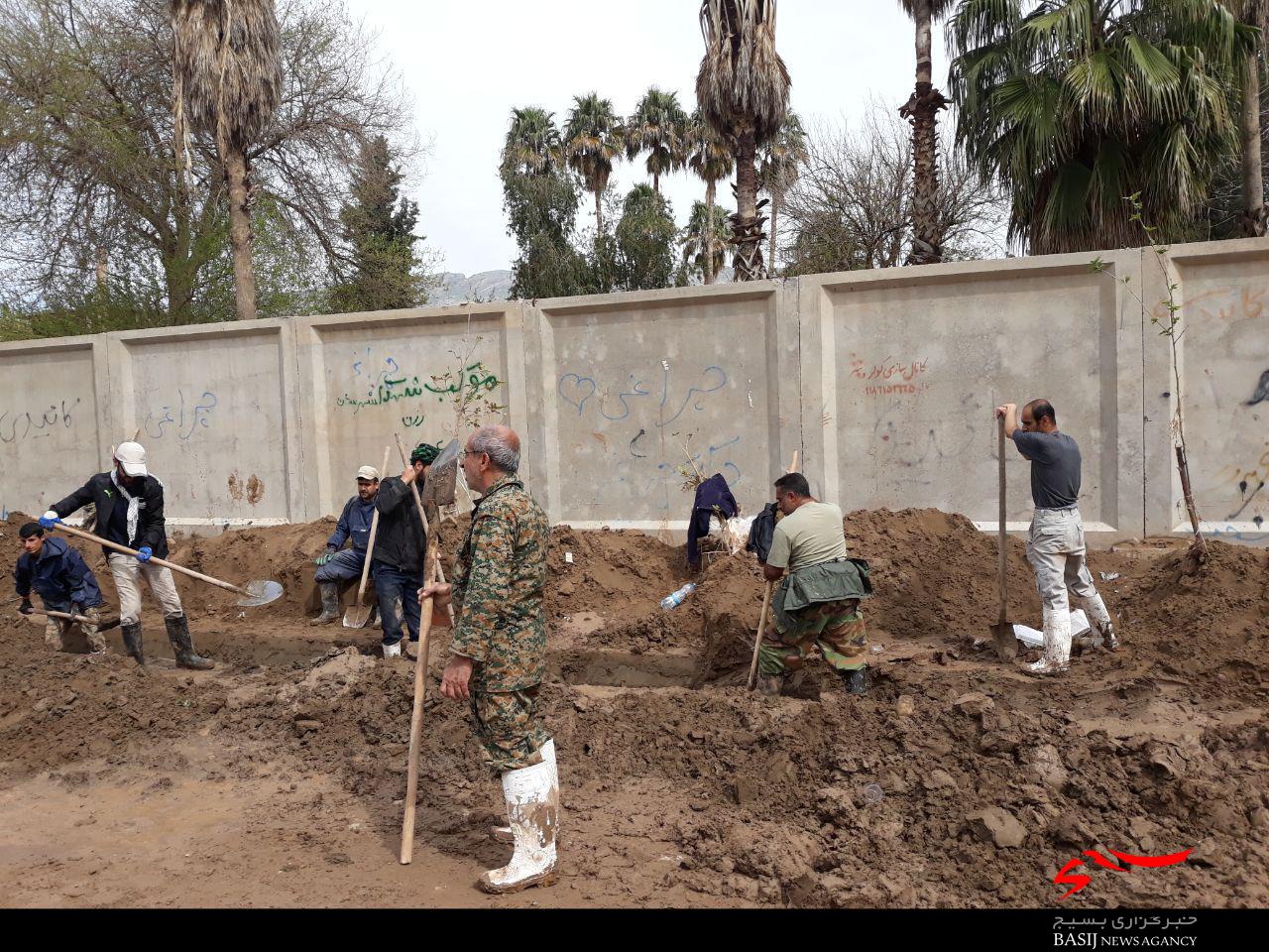 بازدید و کمک رسانی سرهنگ مصطفی پور ، معاون هماهنگ کننده سپاه قدس گیلان از فعالیت گروههای جهادی و مواکب گیلانی ها در شهر سیل زده پلدختر لرستان + تصاویر