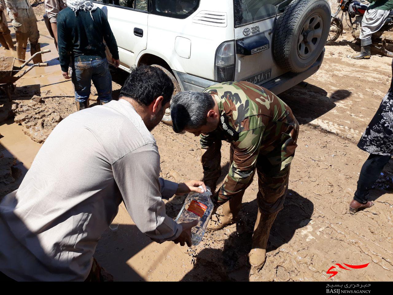 بازدید و کمک رسانی سرهنگ مصطفی پور ، معاون هماهنگ کننده سپاه قدس گیلان از فعالیت گروههای جهادی و مواکب گیلانی ها در شهر سیل زده پلدختر لرستان + تصاویر