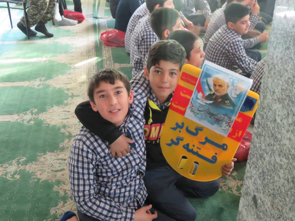 راهپیمایی و اعلام انزجار دانش آموزان مدرسه اعتماد شهر اقبالیه