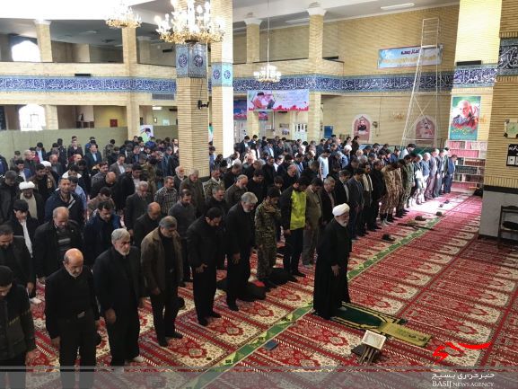گزارش تصویری از برگزاری نماز جمعه / راهپیمایی / گلباران قبور شهدای گمنام در مسجد ولیعصر شهر مهاجران