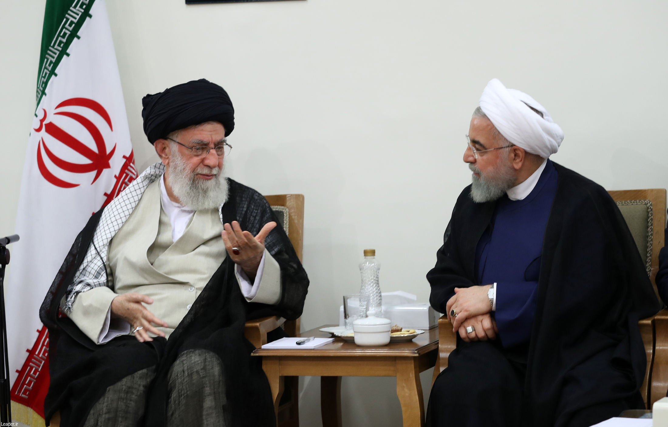 کم اطلاعی برخی حزب اللهی ها نسبت به رهبری/چرا روحانی را برکنار نمی کند؟