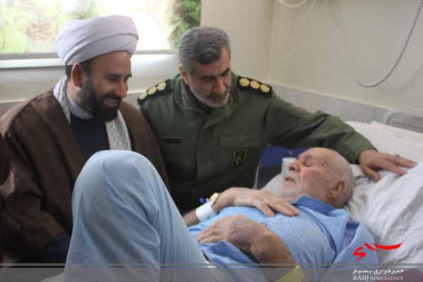 عیادت مسئولان سپاه مراغه از جانبازی که پدر سه شهید است