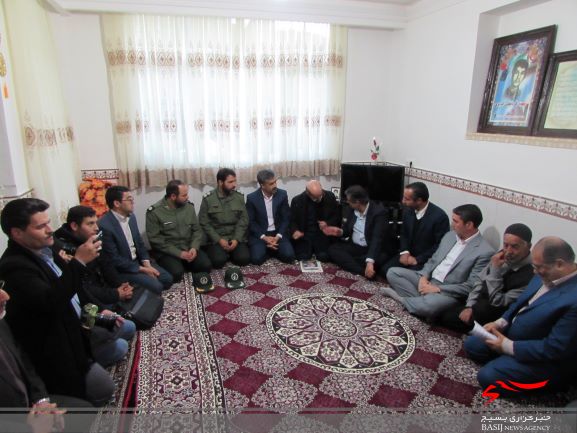 گلباران قبور شهدای گمنام شهر شازند / دیدار با خانواده شهید گلباران قبور شهدای گمنام شهر شازند / دیدار با خانواده شهید