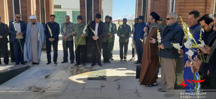 مراسم گلباران ،عطر افشانی و غبار روبی گلزار مطهر شهدای محله ازنا در مورخ ۹۸/۱۱/۱۷ همزمان با سراسر کشور