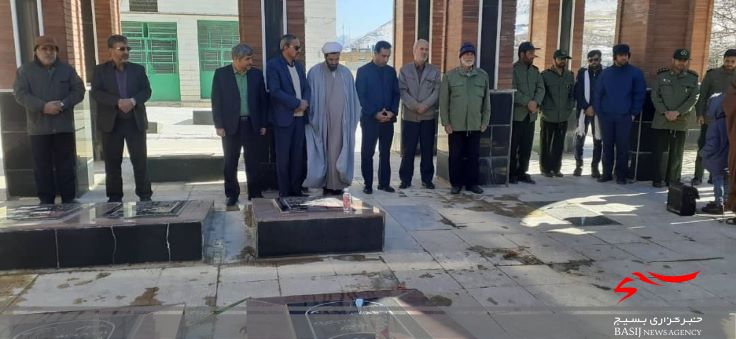 مراسم گلباران ،عطر افشانی و غبار روبی گلزار مطهر شهدای محله ازنا در مورخ ۹۸/۱۱/۱۷ همزمان با سراسر کشور