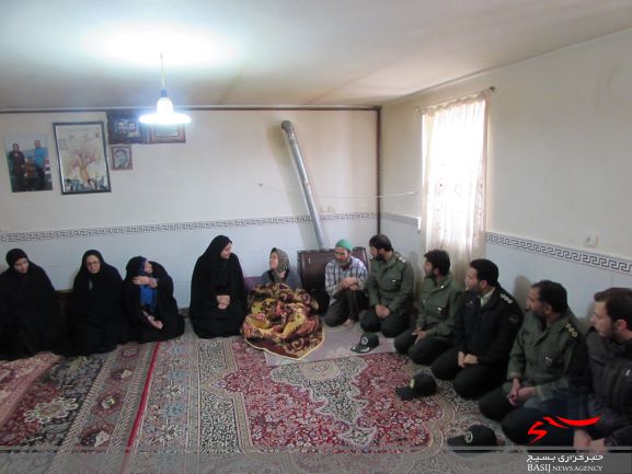 گرامیداشت سالگرد پبروزی انقلاب اسلامی/گلباران قبور شهدا و دیدار با خانواده شهید و خانواده محرومین/افتتاح یک دستگاه واحد مسکونی در روستای ظهیر آباد شهرستان شازند