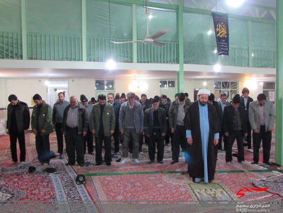 گرامیداشت سالگرد پبروزی انقلاب اسلامی/گلباران قبور شهدا و دیدار با خانواده شهید و خانواده محرومین/افتتاح یک دستگاه واحد مسکونی در روستای ظهیر آباد شهرستان شازند