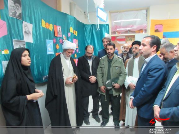دیدار از نمایشگاه انقلابی مدرسه شهید بهاری شهر آستانه با حضور فرمانده سپاه شازند و دیگر مسئولین شهرستان برگزار شد.