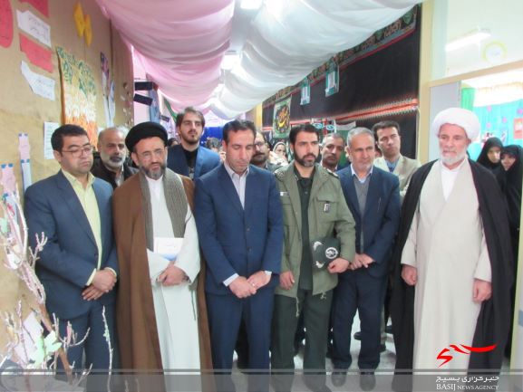 دیدار از نمایشگاه انقلابی مدرسه شهید بهاری شهر آستانه با حضور فرمانده سپاه شازند و دیگر مسئولین شهرستان برگزار شد.