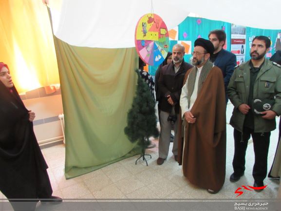 دیدار از نمایشگاه انقلابی مدرسه شهید بهاری شهر آستانه با حضور فرمانده سپاه شازند و دیگر مسئولین شهرستان برگزار شد.
