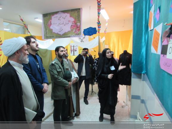 دیدار از نمایشگاه انقلابی مدرسه شهید بهاری شهر آستانه با حضور فرمانده سپاه شازند و دیگر مسئولین شهرستان برگزار شد.