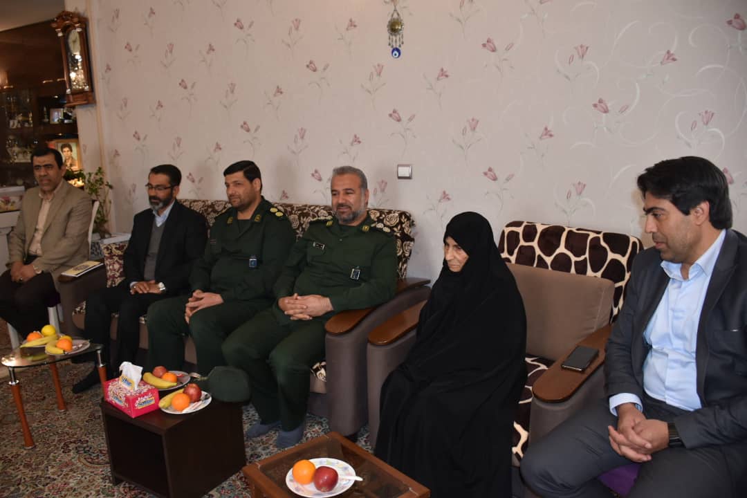 دیدار فرماندهان سپاه استان فارس با خانواده شهیدان ایزدی