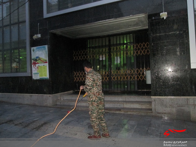 ضد عفونی کردن معابر شهری و مکان های عمومی توسط بسیج سازندگی سپاه ناحیه کوثر