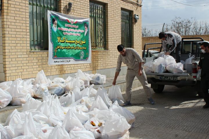 توزیع 230 سبد کالا توسط سپاه ناحیه مقاومت بسیج فراهان توزیع 230 سبد کالا توسط سپاه ناحیه مقاومت بسیج فراهان
