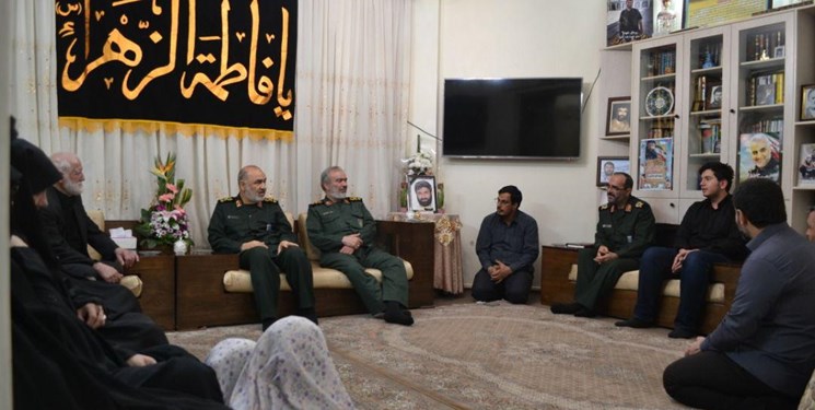 فرمانده کل سپاه با خانواده شهیدان پاشاپور زمانی­‌نیا دیدار کرد