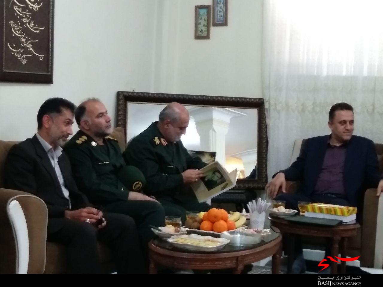 عیادت و دیدار فرمانده سپاه قدس گیلان از مادر بیمار معلم شهید عیادت و دیدار فرمانده سپاه قدس گیلان از مادر بیمار معلم شهید