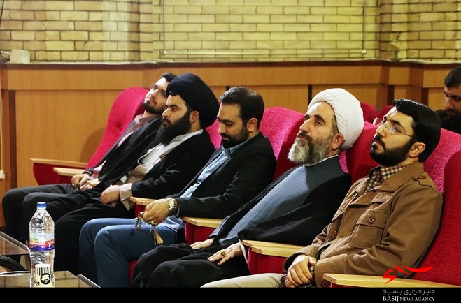 گزارش تصویری/ جشن امضای کتاب &ldquo;نخل و نارنج&rdquo; با حضور &ldquo;وحید یامین پور&rdquo; در رشت
