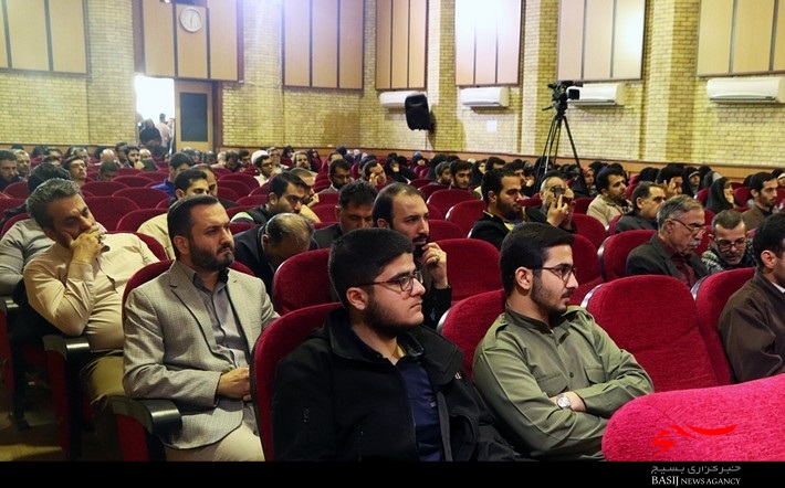 گزارش تصویری/ جشن امضای کتاب &ldquo;نخل و نارنج&rdquo; با حضور &ldquo;وحید یامین پور&rdquo; در رشت