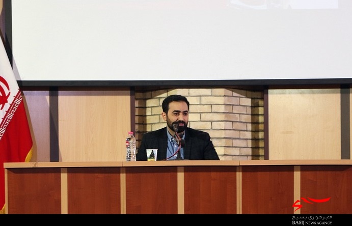 گزارش تصویری/ جشن امضای کتاب &ldquo;نخل و نارنج&rdquo; با حضور &ldquo;وحید یامین پور&rdquo; در رشت