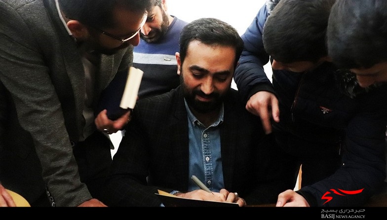 گزارش تصویری/ جشن امضای کتاب &ldquo;نخل و نارنج&rdquo; با حضور &ldquo;وحید یامین پور&rdquo; در رشت