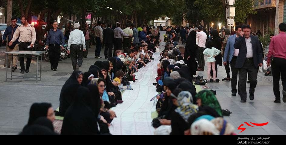 گزارش تصویری از سفره ی افطاری 2 و نیم کیلومتری ایتام+تصاویر