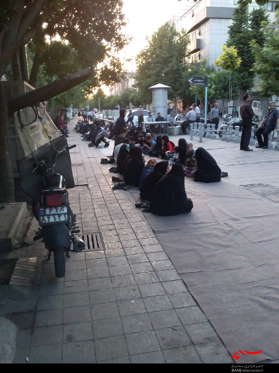 گزارش تصویری از سفره ی افطاری 2 و نیم کیلومتری ایتام+تصاویر