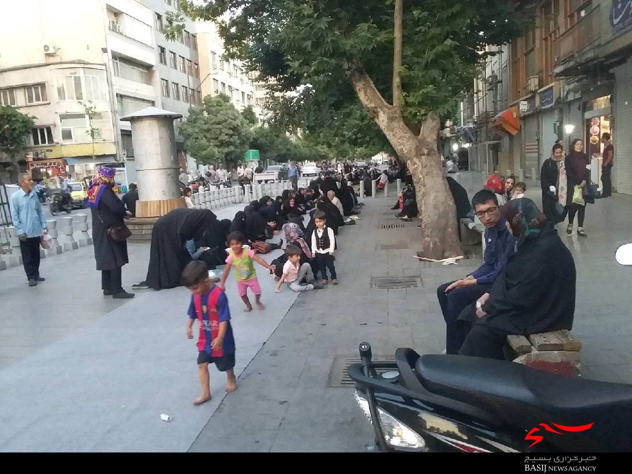 گزارش تصویری از سفره ی افطاری 2 و نیم کیلومتری ایتام+تصاویر