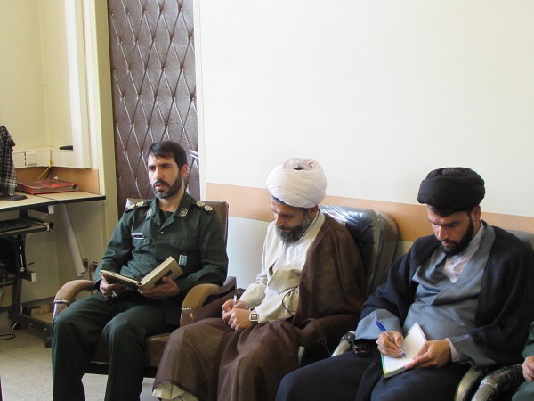 علما و روحانیون شهرستان شازند با فرمانده سپاه ناحیه این شهرستان دیدار و گفت و گو کردند