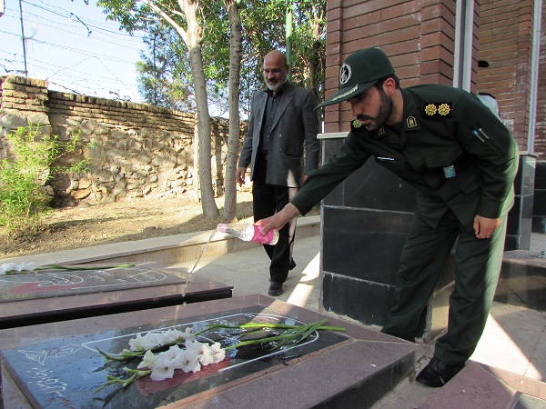 گلباران قبورمطهر شهدا در شازند گلباران قبورمطهر شهدا در شازند