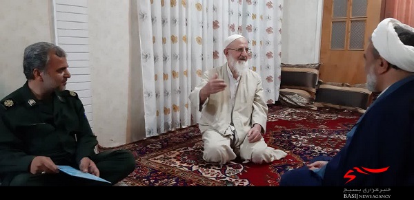 دیدار مسئول نمایندگی ولی فقیه در ناحیه امام حسن مجتبی(ع) با خانواده&zwnj;های ۳ شهید+ تصاویر