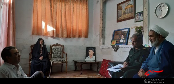 دیدار مسئول نمایندگی ولی فقیه در ناحیه امام حسن مجتبی(ع) با خانواده&zwnj;های ۳ شهید+ تصاویر