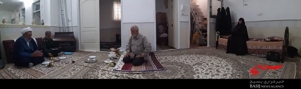 دیدار مسئول نمایندگی ولی فقیه در ناحیه امام حسن مجتبی(ع) با خانواده&zwnj;های ۳ شهید+ تصاویر