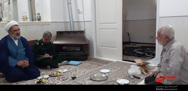 دیدار مسئول نمایندگی ولی فقیه در ناحیه امام حسن مجتبی(ع) با خانواده&zwnj;های ۳ شهید+ تصاویر