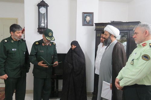 سردار غیاثی راد به نمایندگی از مدیر کل ایثارگران ستاد کل نیروهای مسلح ازسه خانواده شهید ورامینی دیدار کردند.