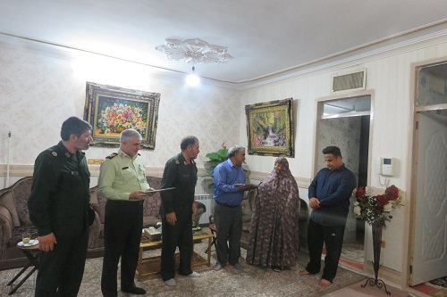سردار غیاثی راد به نمایندگی از مدیر کل ایثارگران ستاد کل نیروهای مسلح ازسه خانواده شهید ورامینی دیدار کردند.