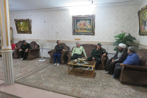 سردار غیاثی راد به نمایندگی از مدیر کل ایثارگران ستاد کل نیروهای مسلح ازسه خانواده شهید ورامینی دیدار کردند.