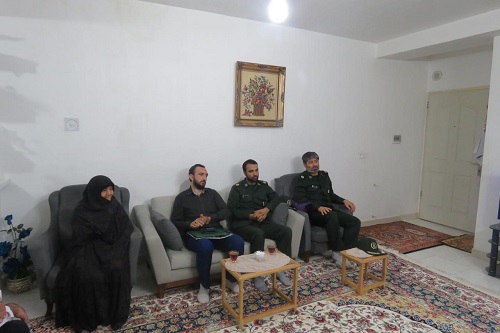 سردار غیاثی راد به نمایندگی از مدیر کل ایثارگران ستاد کل نیروهای مسلح ازسه خانواده شهید ورامینی دیدار کردند.