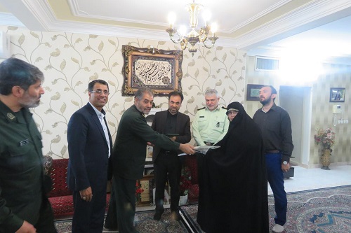 سردار غیاثی راد به نمایندگی از مدیر کل ایثارگران ستاد کل نیروهای مسلح ازسه خانواده شهید ورامینی دیدار کردند.
