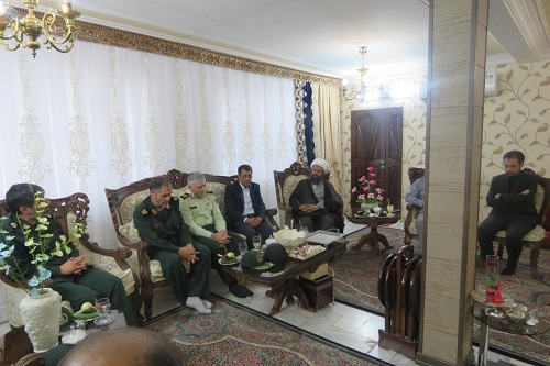 سردار غیاثی راد به نمایندگی از مدیر کل ایثارگران ستاد کل نیروهای مسلح ازسه خانواده شهید ورامینی دیدار کردند.