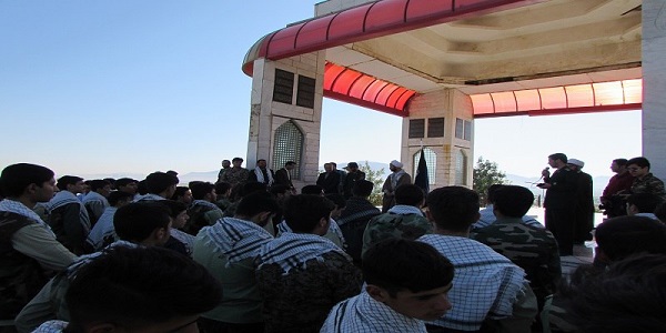 دانش آموزان در تاریخ انقلاب اسلامی و در طول هشت سال جنگ تحمیلی فرهنگ ایثار و شهادت را سرلوحه خود قرار دادند