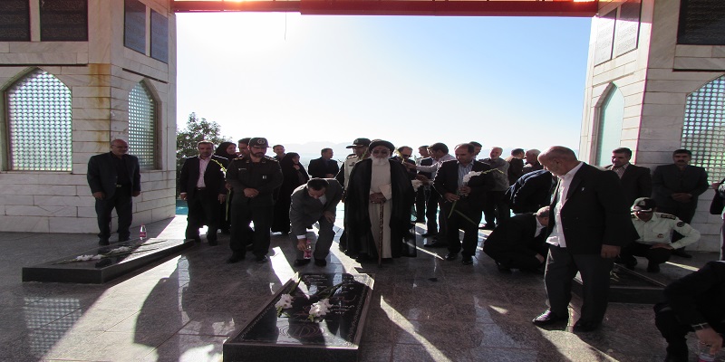 مزار مطهر شهدای گمنام شهرستان شازند گلباران و غبارروبی شد