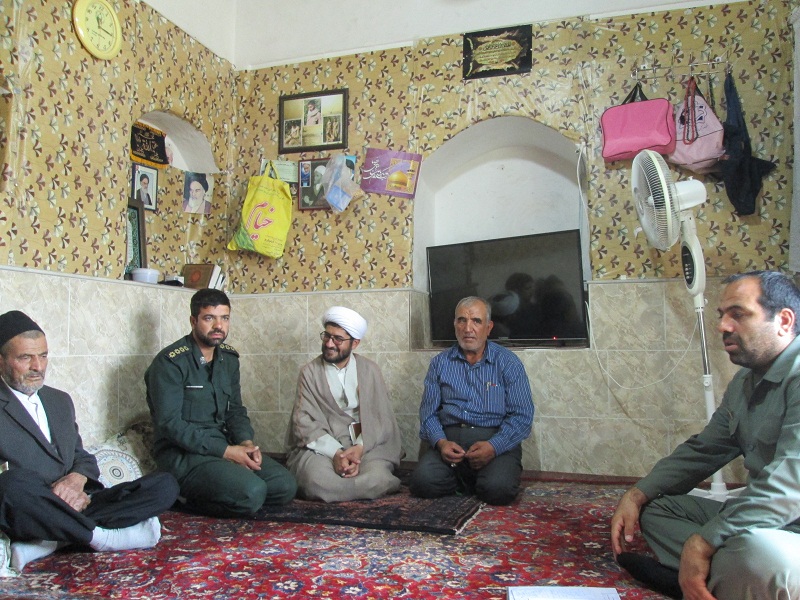 سرکشی از 142 خانواده شهید شهرستان آشتیان